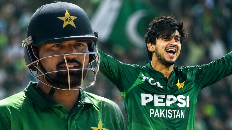 ایشین گیمز کرکٹ کے پہلے سیمی فائنل میں بنگلہ دیش کے خلاف ہدف کا تعاقب کرتے ہوئے پاکستانی بیٹر