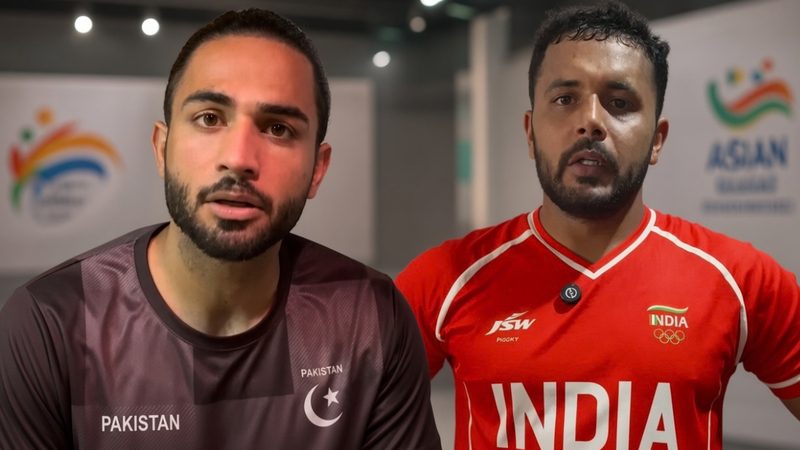 ایشین گیمز ہاکی کے سیمی فائنل میں بھارت اور پاکستان کے کھلاڑی گیند کے لیے مدمقابل