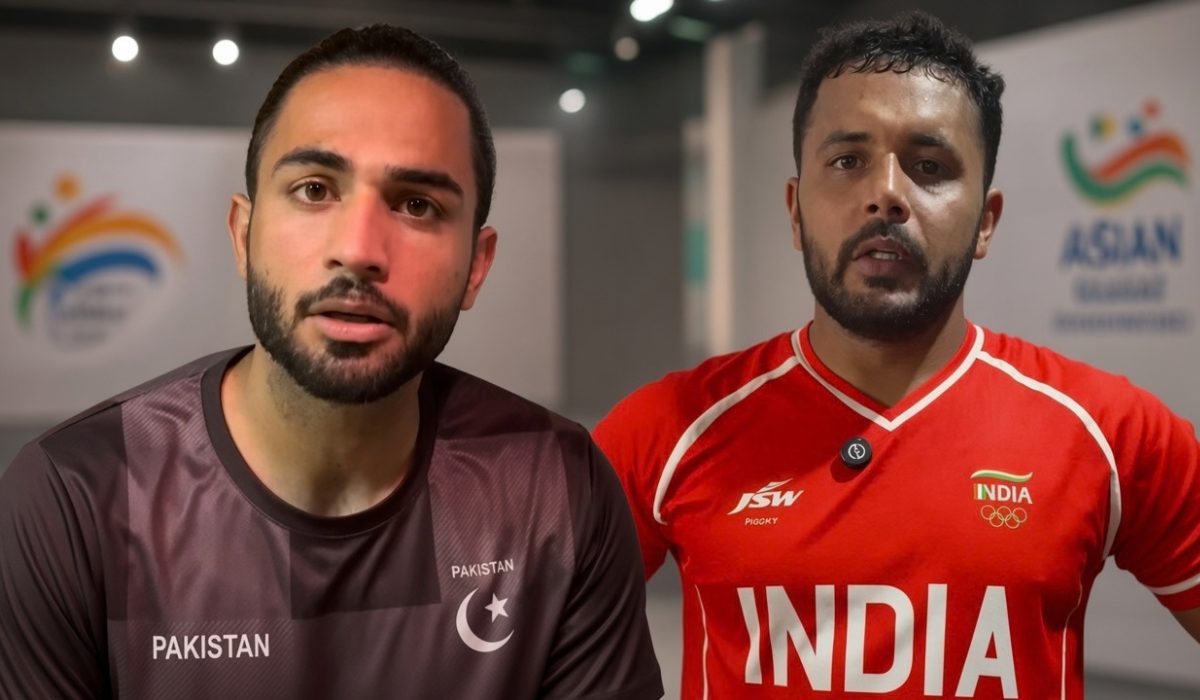 ایشین گیمز ہاکی کے سیمی فائنل میں بھارت اور پاکستان کے کھلاڑی گیند کے لیے مدمقابل