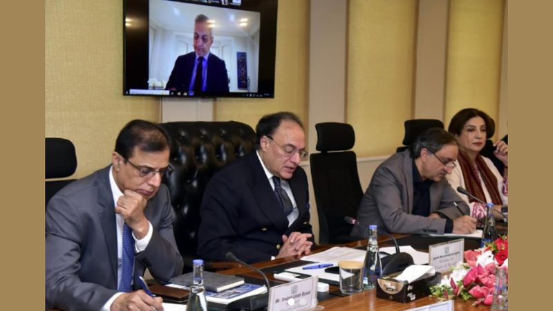 اسلام آباد میں ورلڈ بینک اصلاحات پر ملاقات کے دوران وزیر خزانہ محمد اورنگزیب اور ورلڈ بینک کے وفد کی نشستیں