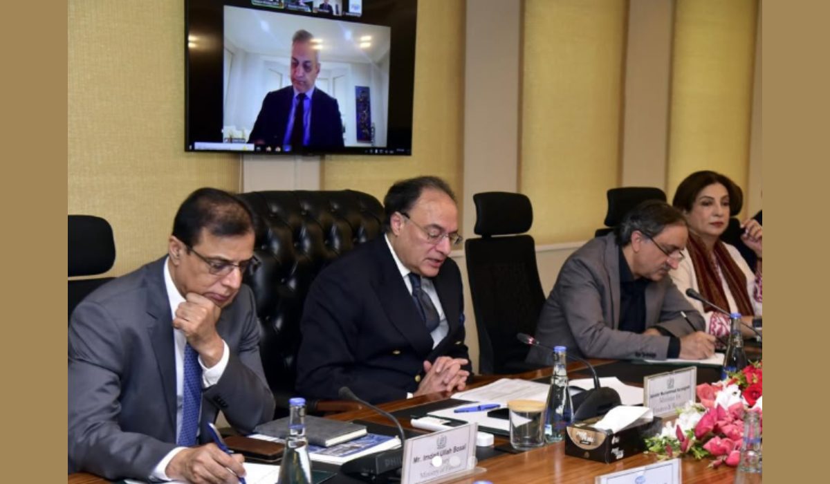 اسلام آباد میں ورلڈ بینک اصلاحات پر ملاقات کے دوران وزیر خزانہ محمد اورنگزیب اور ورلڈ بینک کے وفد کی نشستیں