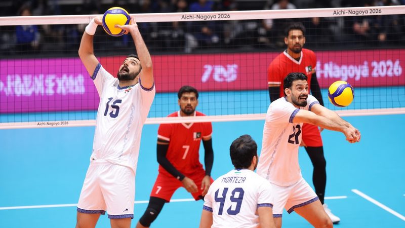 ایچی ناگویا میں ایشین گیمز والی بال کے سیمی فائنل میں پاکستان اور ایران کے کھلاڑی نیٹ کے آر پار مقابلہ کرتے ہوئے