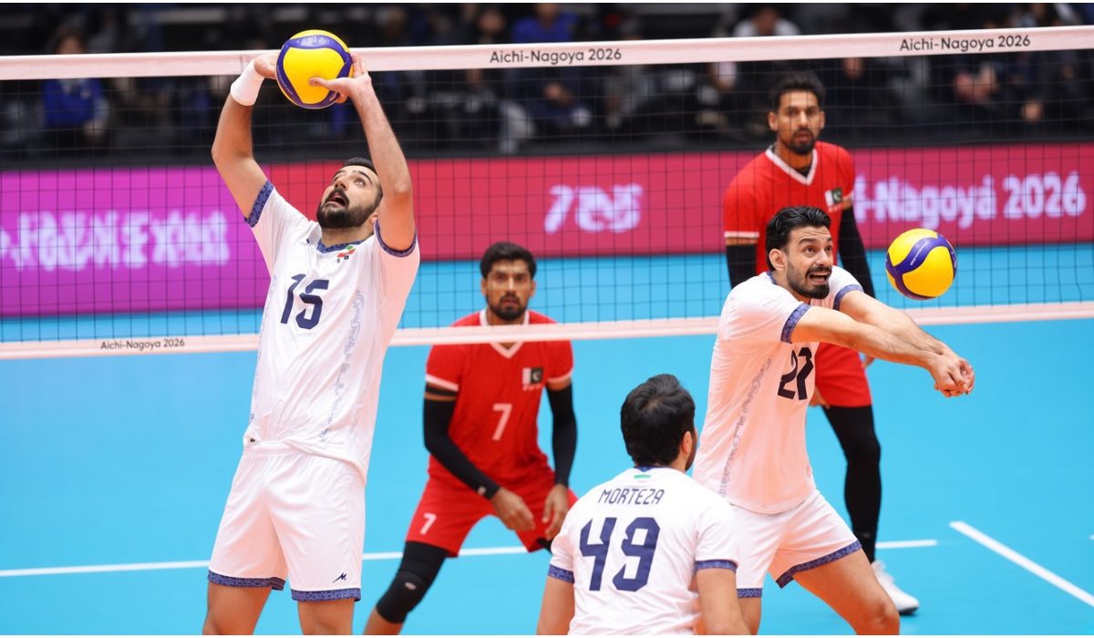 ایچی ناگویا میں ایشین گیمز والی بال کے سیمی فائنل میں پاکستان اور ایران کے کھلاڑی نیٹ کے آر پار مقابلہ کرتے ہوئے