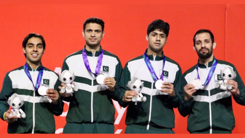 غذائیت کے شعبے میں سامنے آنے والی تازہ رہنمائی کے مطابق کچھ روزمرہ کھانے جلد کو صحت مند اور تروتازہ رکھنے میں مدد دے سکتے ہیں۔ ان میں بیریز، چکنائی والی مچھلی، ہری پتوں والی سبزیاں، ٹماٹر، خشک میوہ جات اور سبز چائے نمایاں ہیں۔ تاہم ماہرین یہ بھی کہتے ہیں کہ جوان نظر آنے والی غذائیں کسی جادوئی نسخے کا نام نہیں۔ یہ طویل مدتی متوازن خوراک کا حصہ ہیں اور بڑھتی عمر کے قدرتی عمل کو روکنے کا دعویٰ نہیں کیا جا سکتا۔