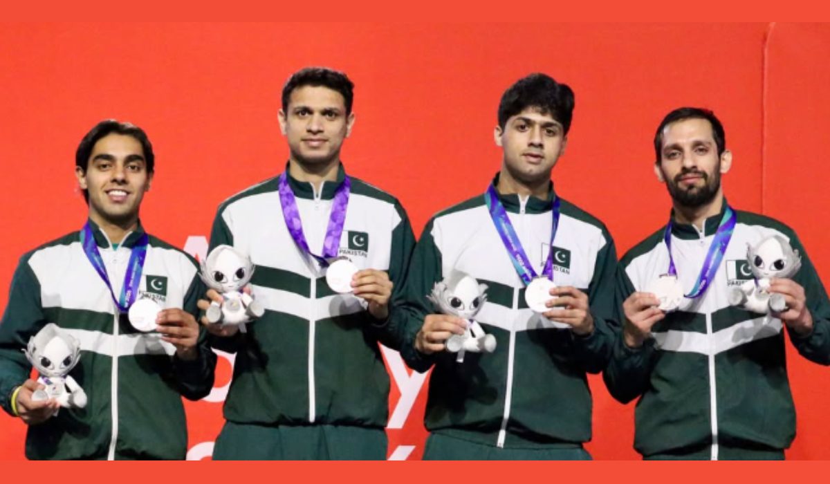 غذائیت کے شعبے میں سامنے آنے والی تازہ رہنمائی کے مطابق کچھ روزمرہ کھانے جلد کو صحت مند اور تروتازہ رکھنے میں مدد دے سکتے ہیں۔ ان میں بیریز، چکنائی والی مچھلی، ہری پتوں والی سبزیاں، ٹماٹر، خشک میوہ جات اور سبز چائے نمایاں ہیں۔ تاہم ماہرین یہ بھی کہتے ہیں کہ جوان نظر آنے والی غذائیں کسی جادوئی نسخے کا نام نہیں۔ یہ طویل مدتی متوازن خوراک کا حصہ ہیں اور بڑھتی عمر کے قدرتی عمل کو روکنے کا دعویٰ نہیں کیا جا سکتا۔