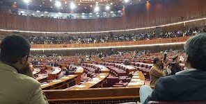 پیکا ترمیمی بل: پی ٹی آئی اور صحافیوں کا احتجاج، ایون سے واک آؤٹ