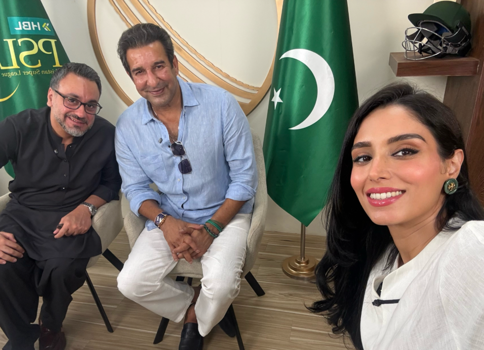 پی ایس ایل نیلامی بولی حکمت عملی کو ظاہر کرتی کرکٹ اسٹیڈیم اور فرنچائز نیلامی کے ہتھوڑے کی گرافک تصویر