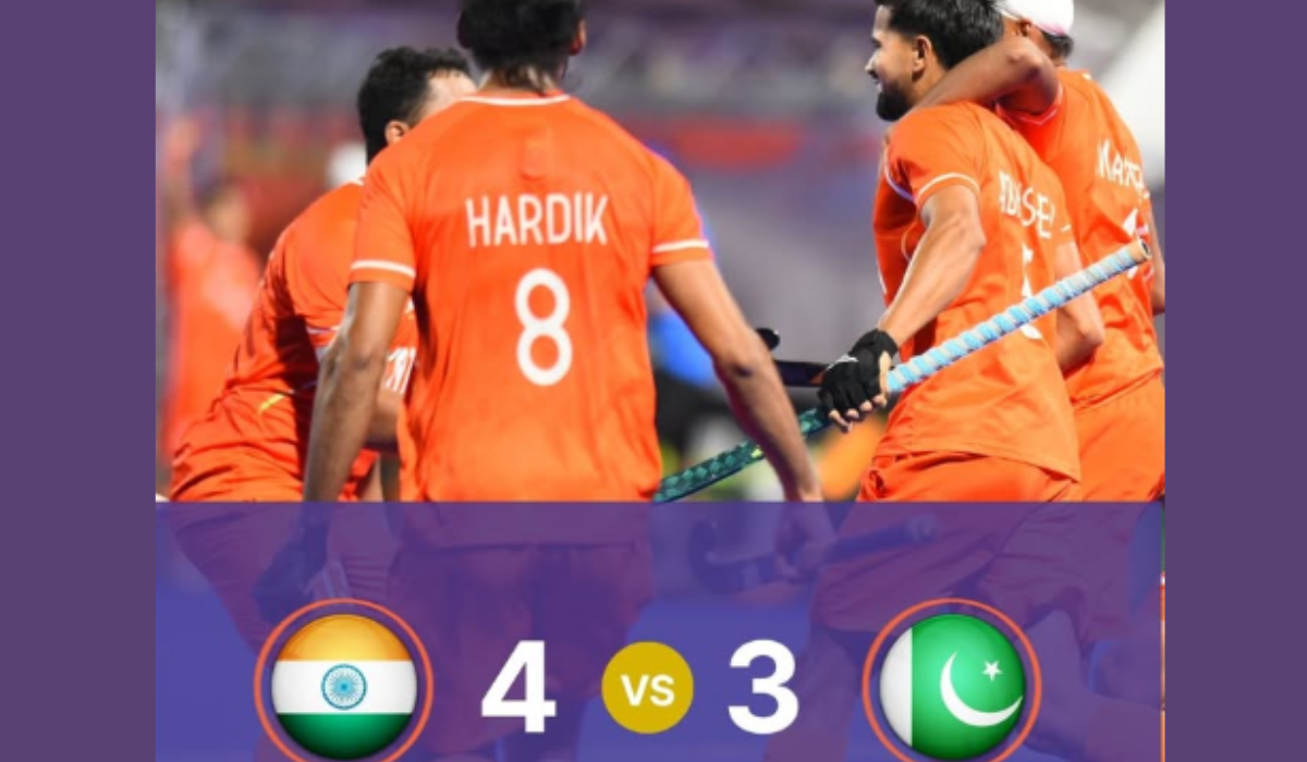 ایشین گیمز ہاکی کے سیمی فائنل میں بھارت اور پاکستان کے کھلاڑی گیند کے لیے مدمقابل