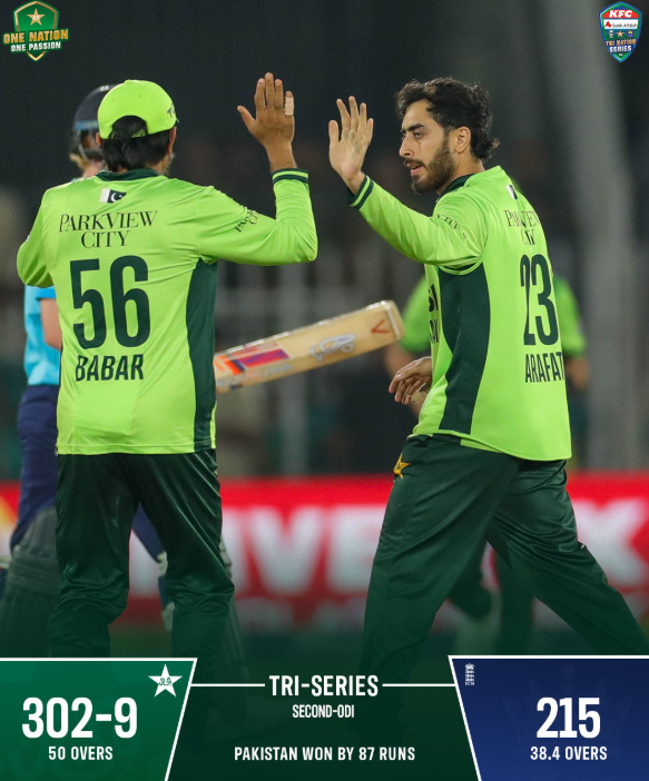 راولپنڈی میں انگلینڈ کے خلاف میچ جیتنے کے بعد عرفات منہاس 6 وکٹیں لینے کی خوشی مناتے ہوئے